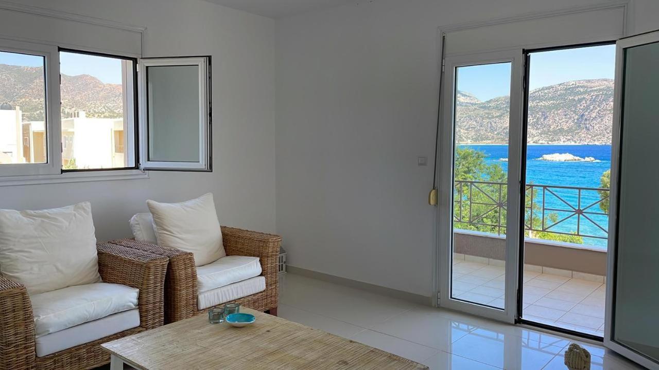 Locals Apartment Karpathos エクステリア 写真